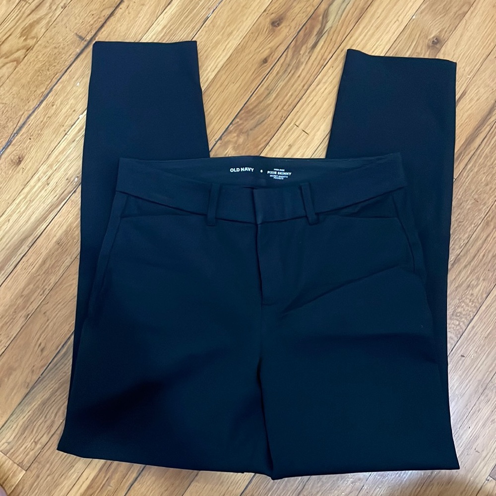 Like new Old Navy size 6 high rise pixie skinny pants